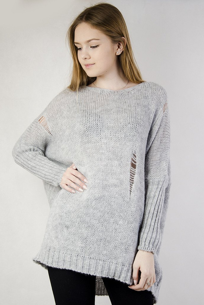 Szary sweter oversize z dziurami oraz dekoltem w serek