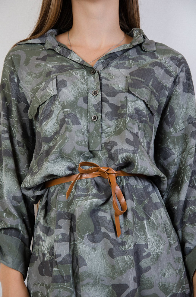 Zielona sukienka moro wiązana w pasie 