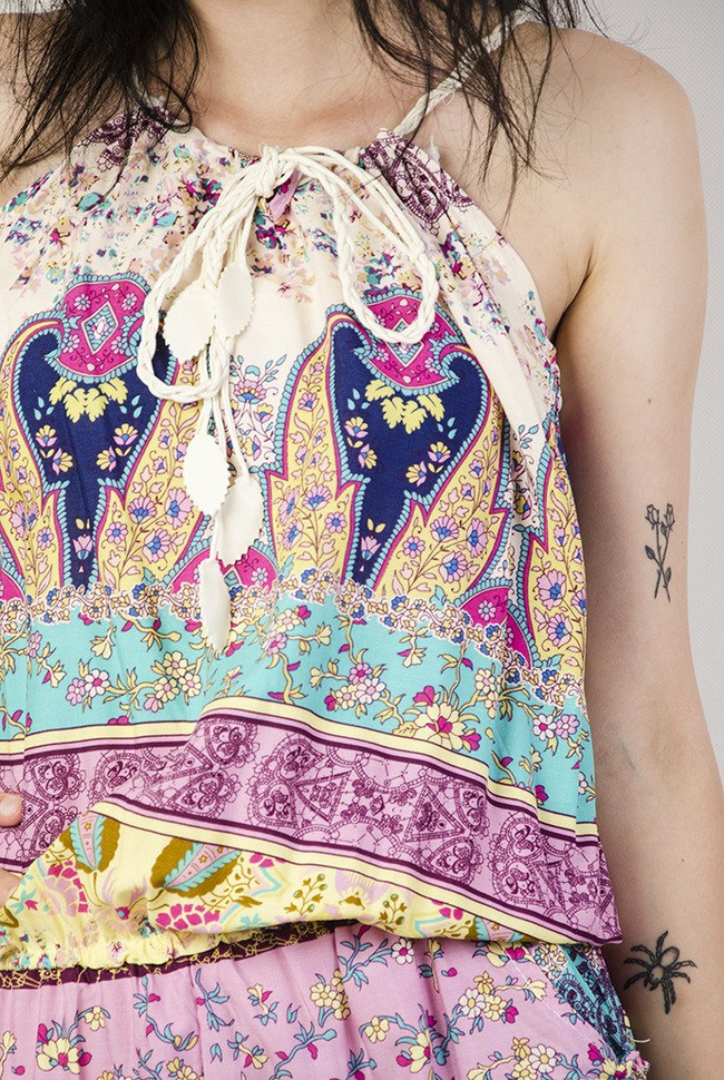 Wielokolorowy kombinezon z wiązaniem