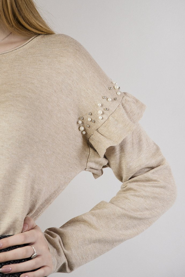 Beżowy sweterek z falbanką przy rękawie