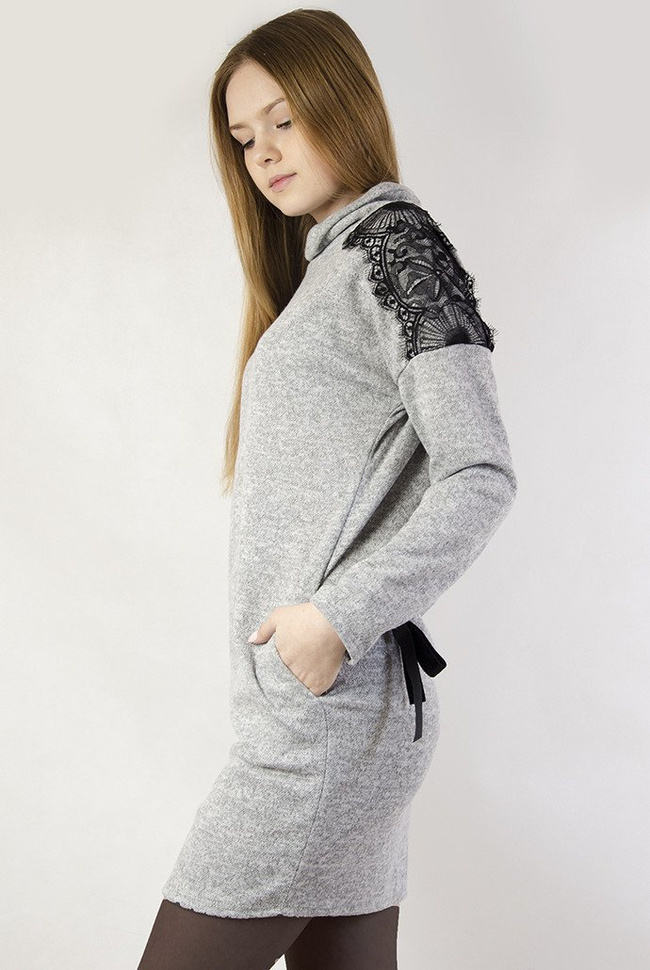 Szara prosta sukienka z koronką na ramionach oraz golfem