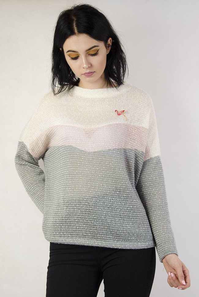 Trzykolorowy sweterek z przypinką flamingiem