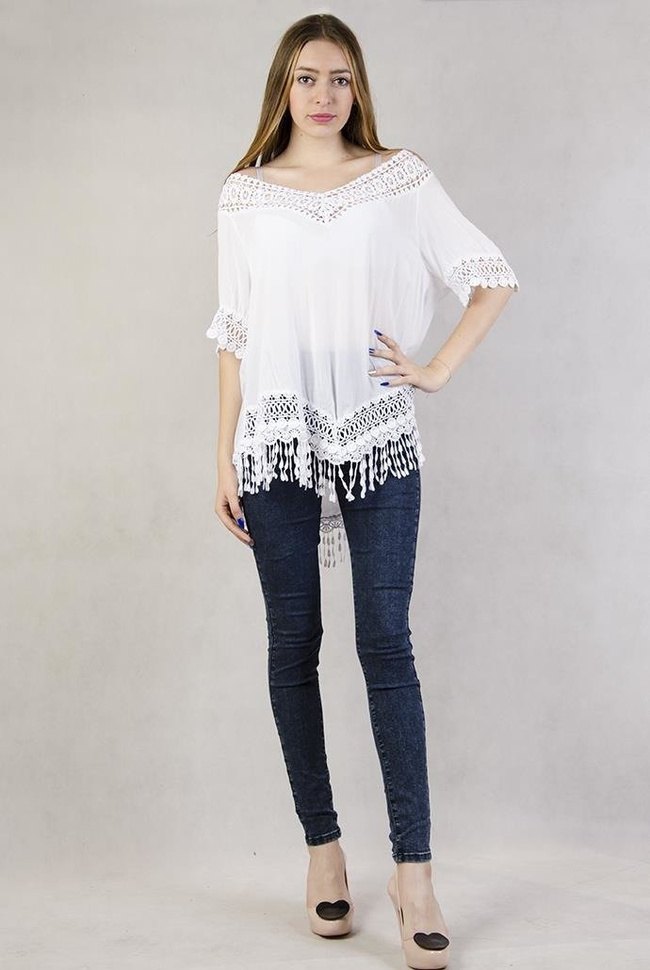 Biała, asymetryczna bluzka z ażurowymi zdobieniami i frędzelkami