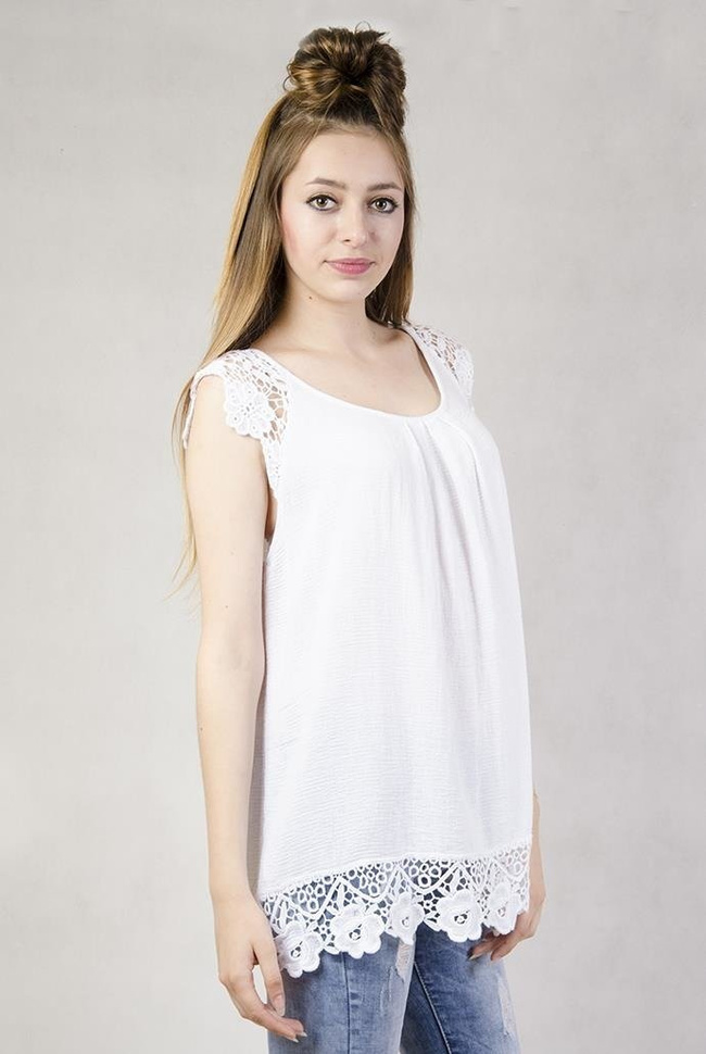 Biała bluzka z koronką na dole i na ramiączkach