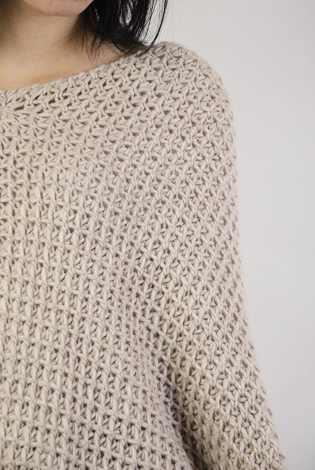 Beżowe sweterkowe ponczo