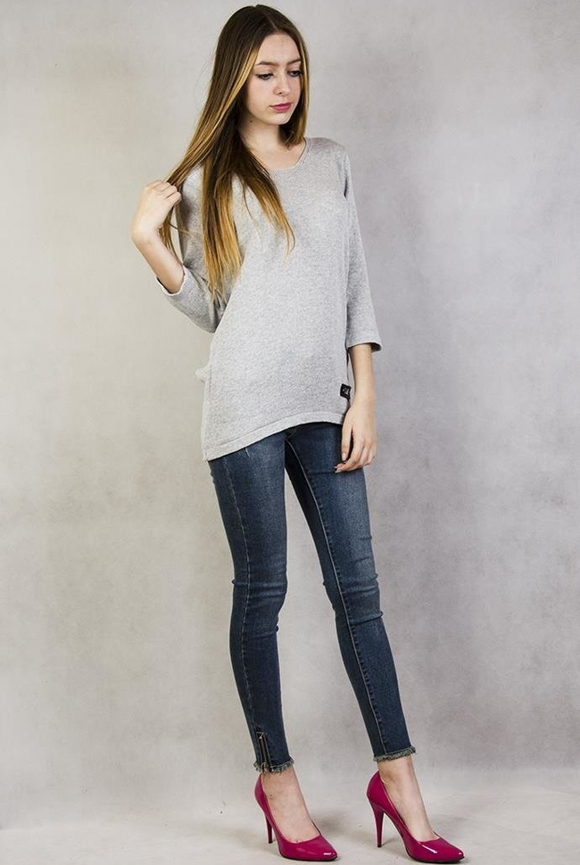 Szary sweterek z wstążką na plecach