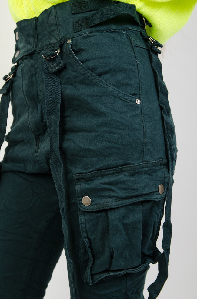 Zielone joggery z kieszeniami oraz szelkami.