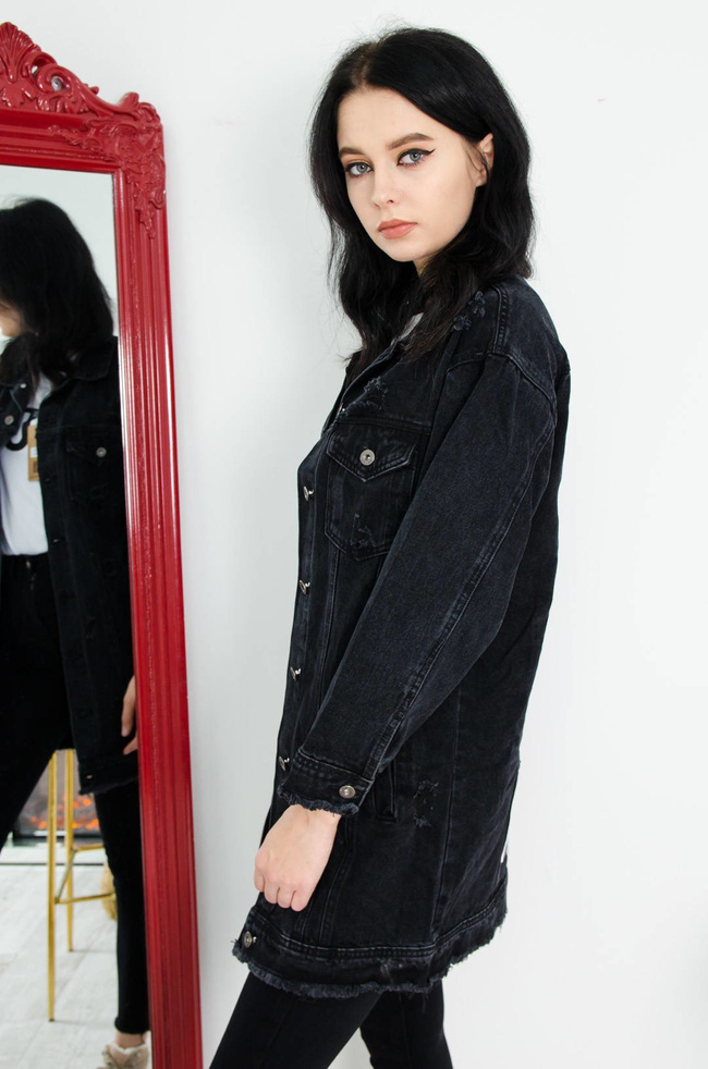 DŁUGA CZARNA KURTKA JEANSOWA Z APLIKACJĄ NA PLECACH