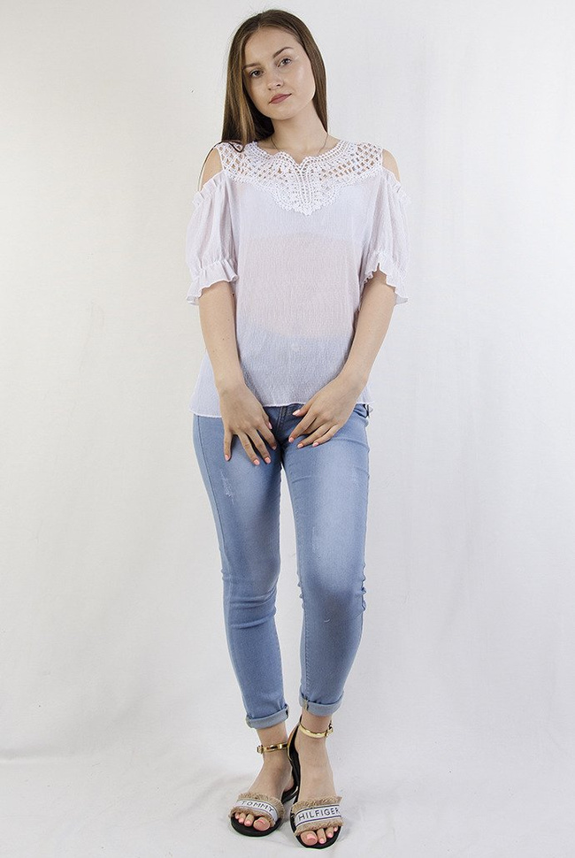 Biała bluzka z koronkowym dekoltem