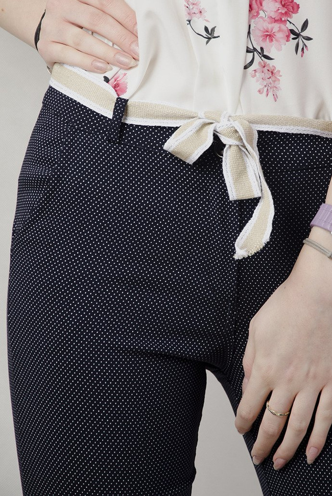 Granatowe spodnie materiałowe w kropki