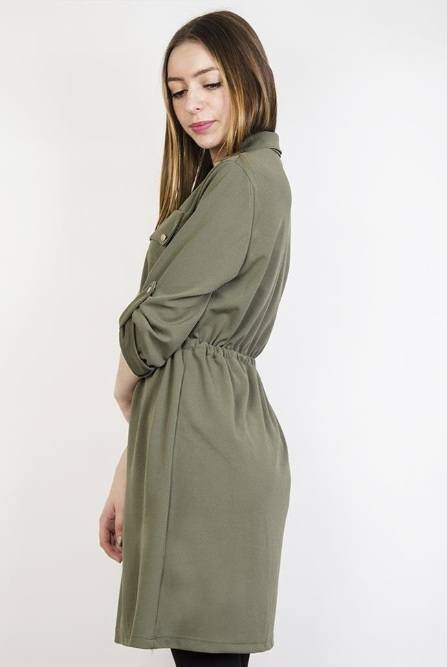 Zielona sukienka ze ściągaczem w talii