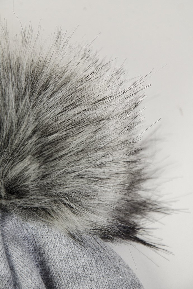 Jasnoszara czapka z pomponem, nakrapiana srebrnym brokatem