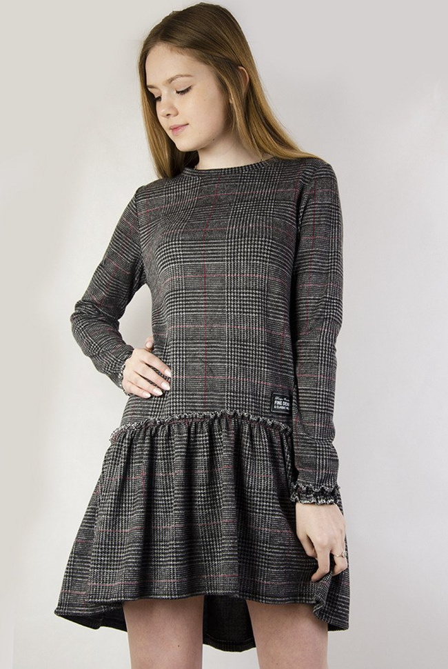 Ciemnoszara sukienka w kratę z rozkloszowanym dołem