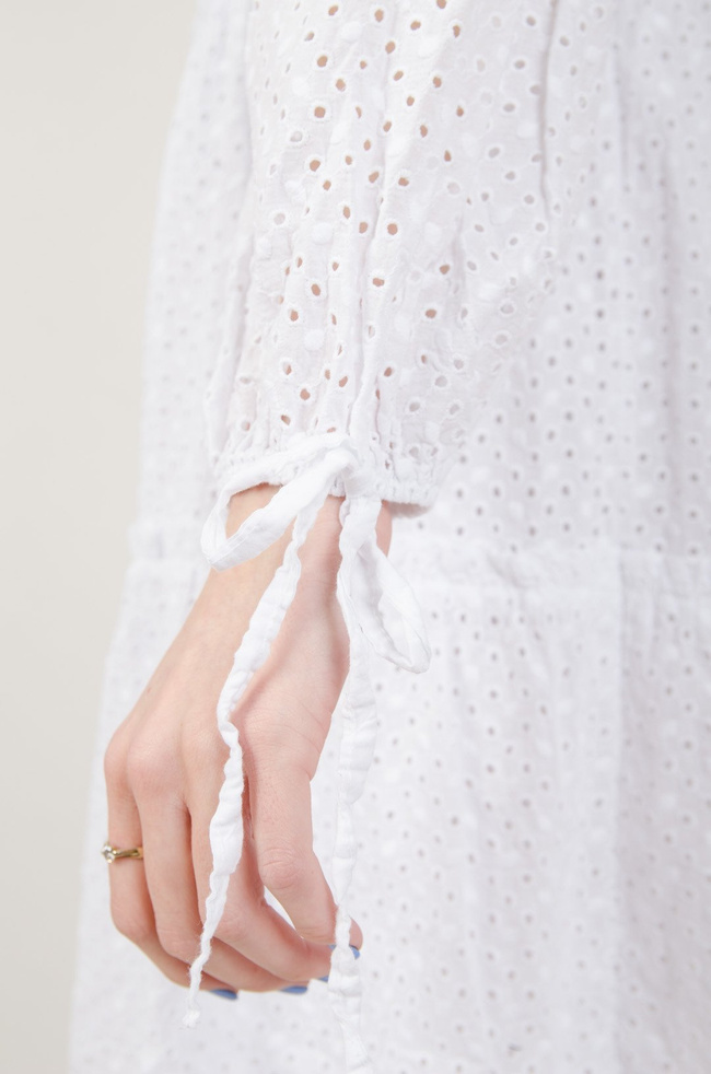 Biała ażurowa sukienka z długim rękawem