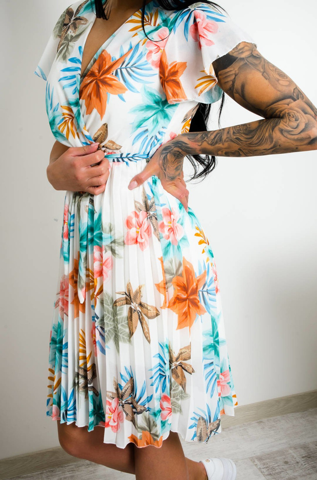 BIAŁA SUKIENKA W POMARAŃCZOWE KWIATY DEKOLT W ZAKAKŁADKĘ