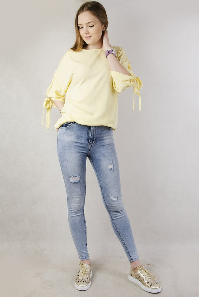 Żółta asymetryczna bluzka z wiązaniem przy rękawie oraz perełkami