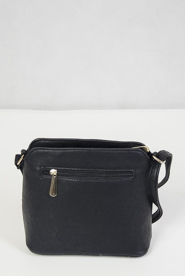 Mała, czarna torebka z ćwiekami po bokach