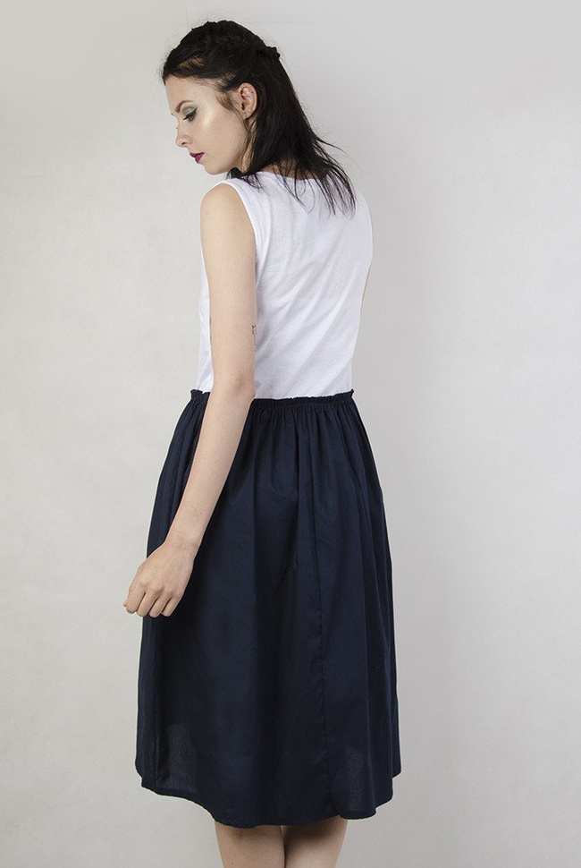 Sukienka biało granatowa z przypinką