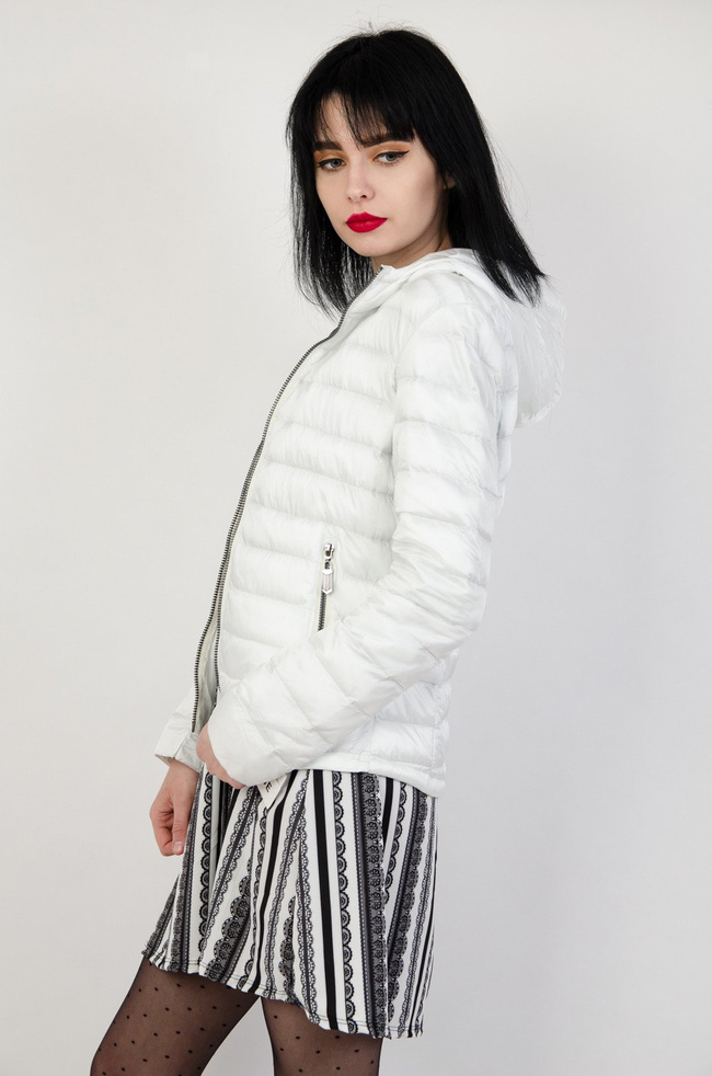Biała kurtka pikowana, ze srebrnymi zamkami
