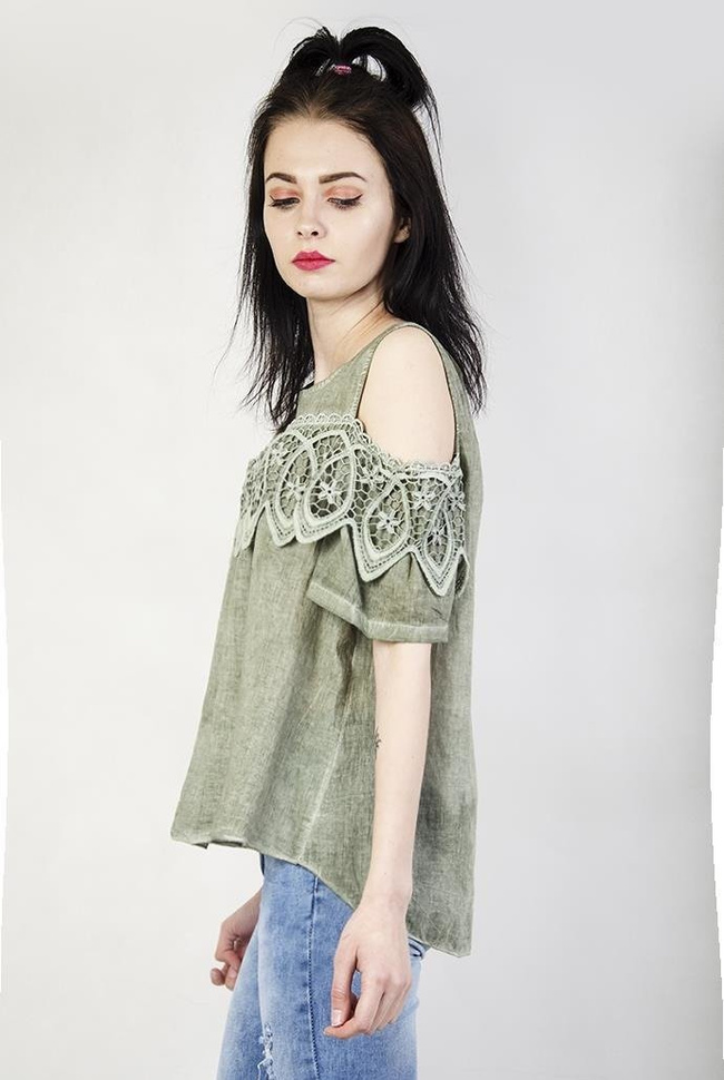 Zielona bluzka z wyciętymi ramionami i ażurowym zdobieniem
