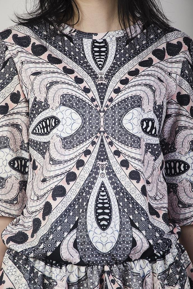 Sukienka we wzory, z gumką w pasie