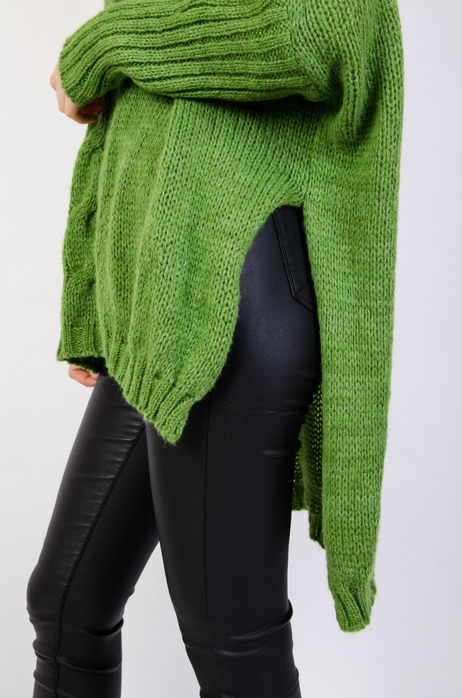 Zielony asymetryczny sweter typu nietoperz