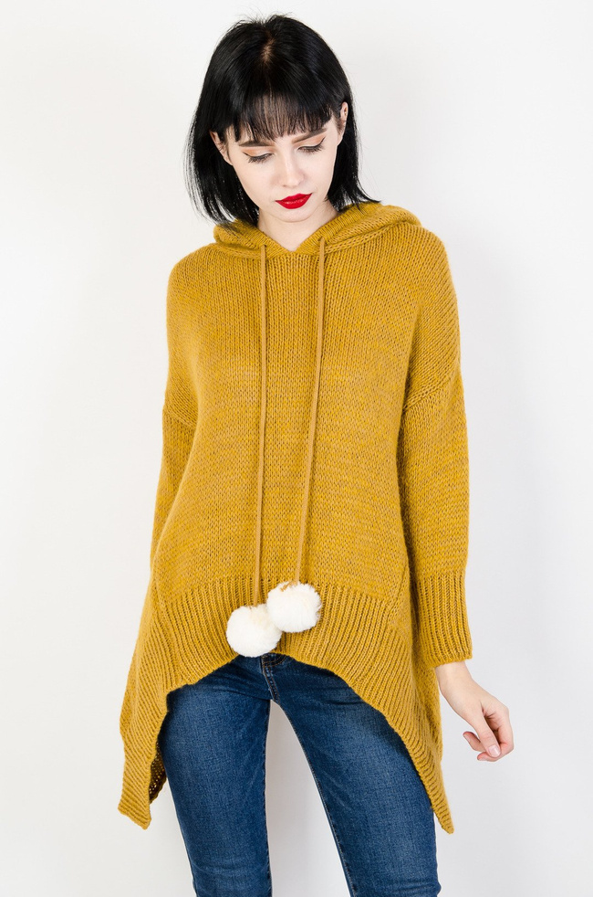 Musztardowy sweter z dłuższymi bokami oraz kapturem