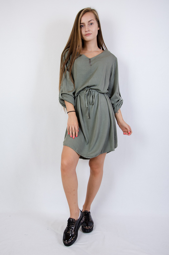 Zielona rozszerzana sukienka wiązana w pasie