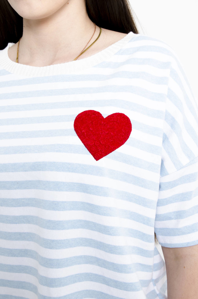 T-SHIRT BIAŁO-NIEBIESKI W PASKI Z SERDUSZKIEM