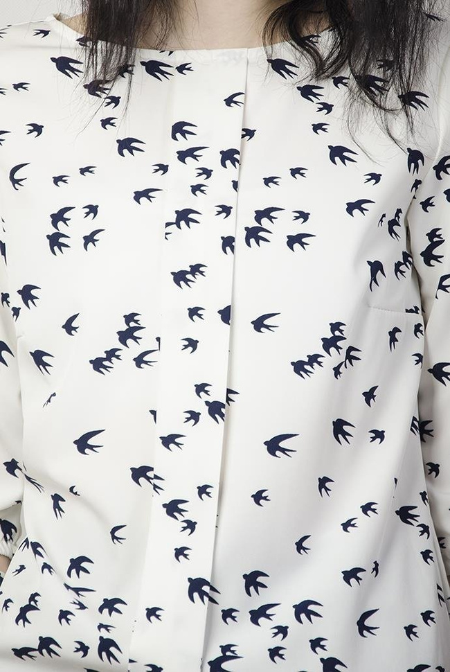 Biała bluzka w czarne jaskółki