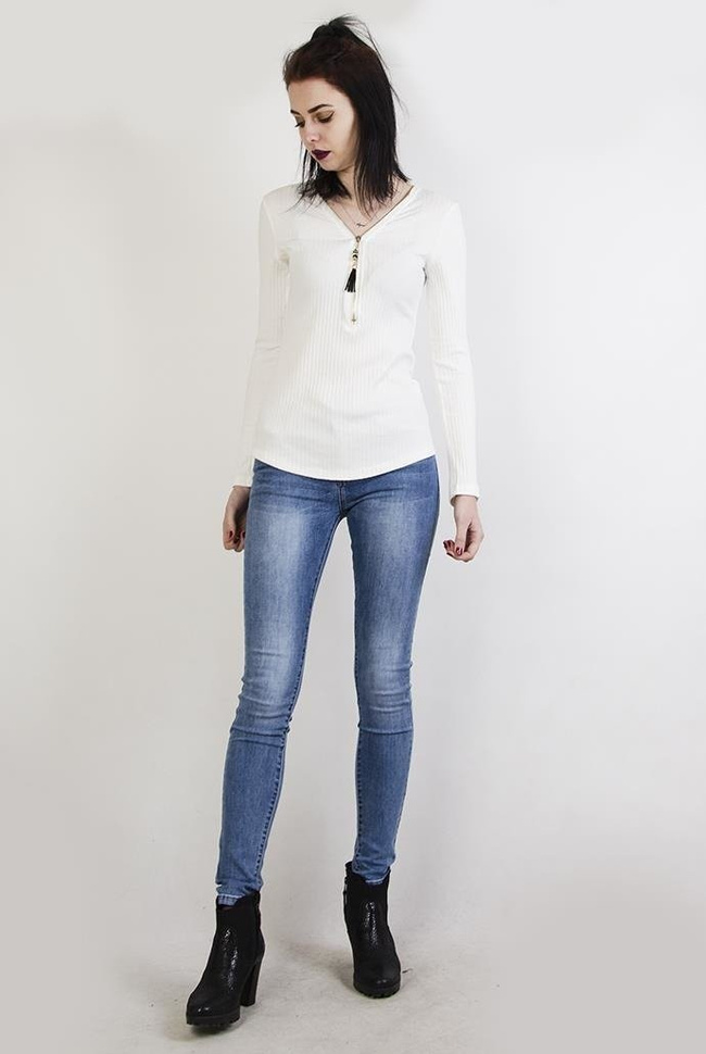 Biała prążkowana bluzka zapinana na zamek