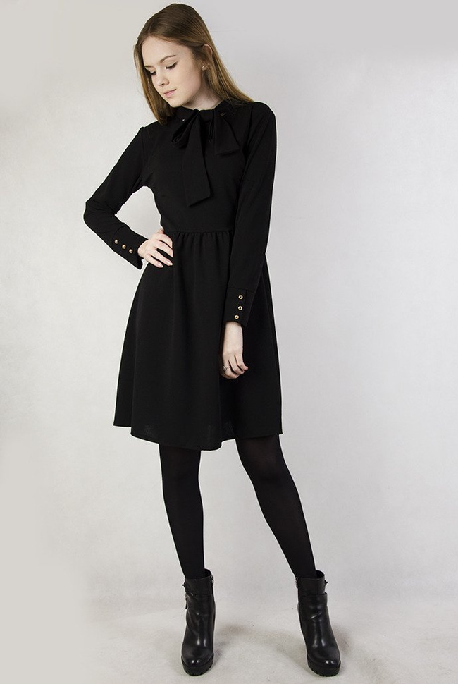 Czarna sukienka z kokardą pod szyją