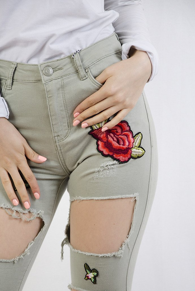 Zielone spodnie z dziurami