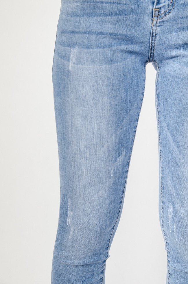 Jasne spodnie z wysokim stanem i falbanką w pasie