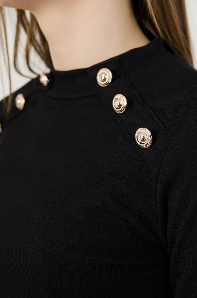 Czarna prążkowana bluzka ze złotymi guzikami