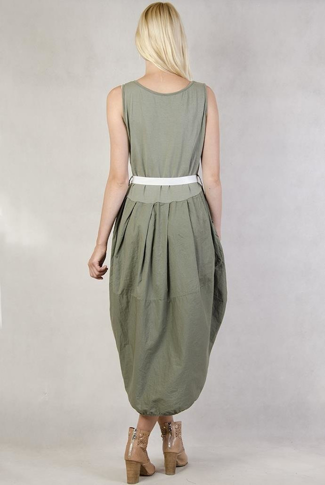 Zielona sukienka wiązana w pasie z przedłużanym tyłem