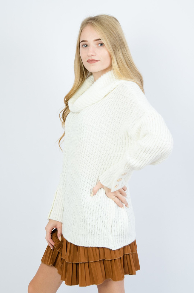 Kremowy sweter z golfem