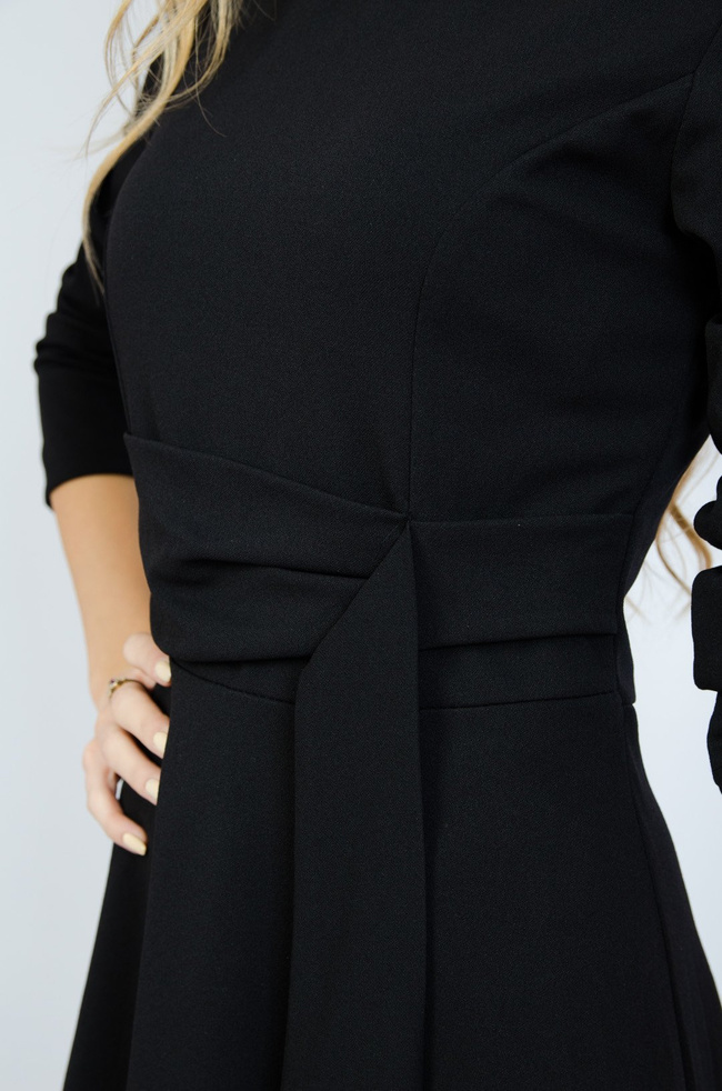 Czarna rozkloszowana sukienka przekładana w pasie 