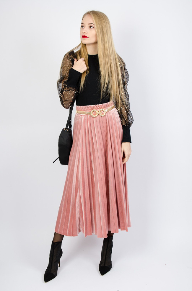 Czarna bluzka z bufkami oraz złotymi cekinami