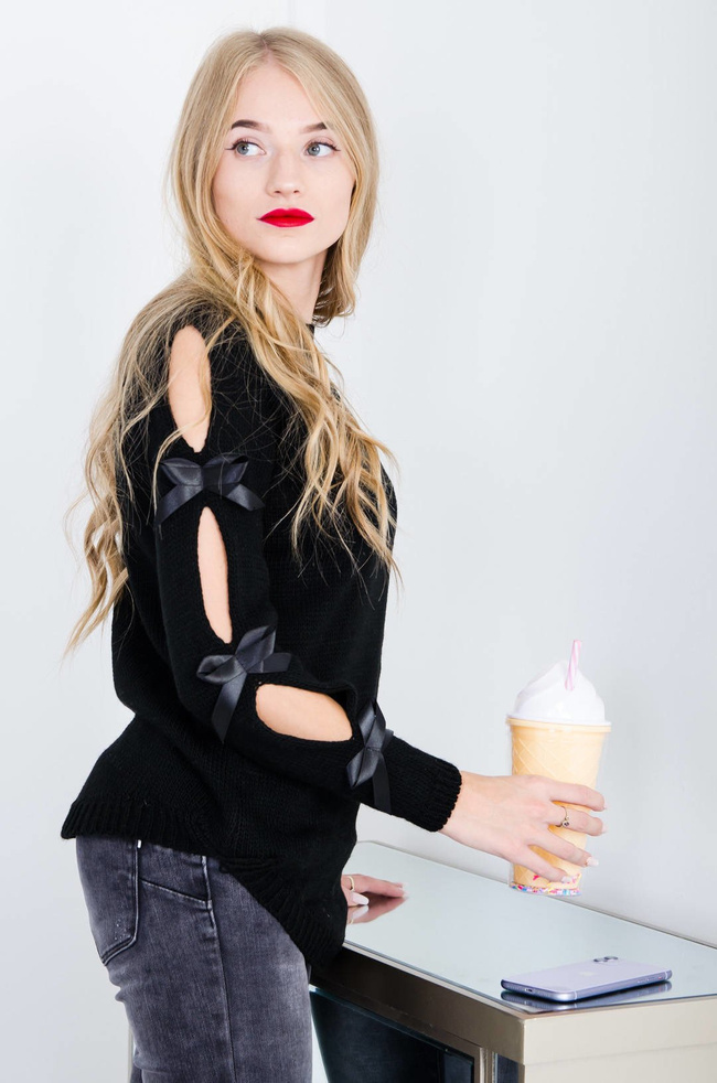 CZARNY AKRYLOWY SWETER Z WSTĄŻKAMI NA RĘKAWACH