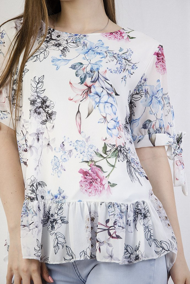 Biała zwiewna bluzka w kwiaty