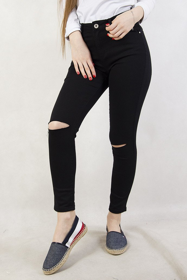 Czarne spodnie jeansowe z rozcięciami na kolanach