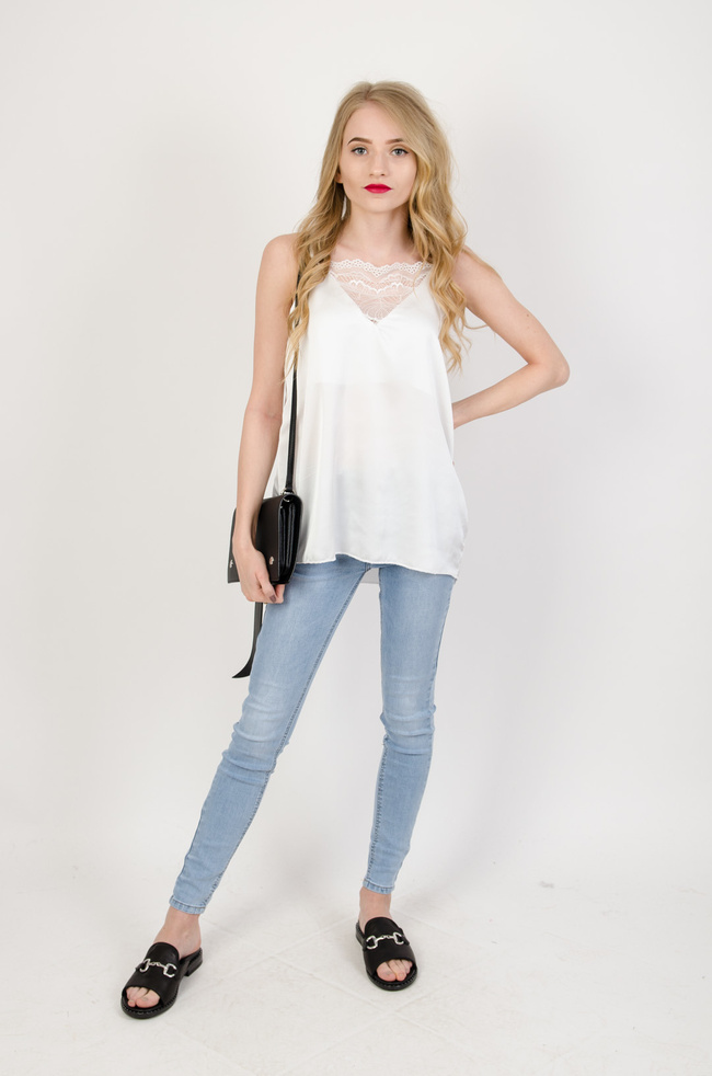 Biała bluzka satynowa z koronką