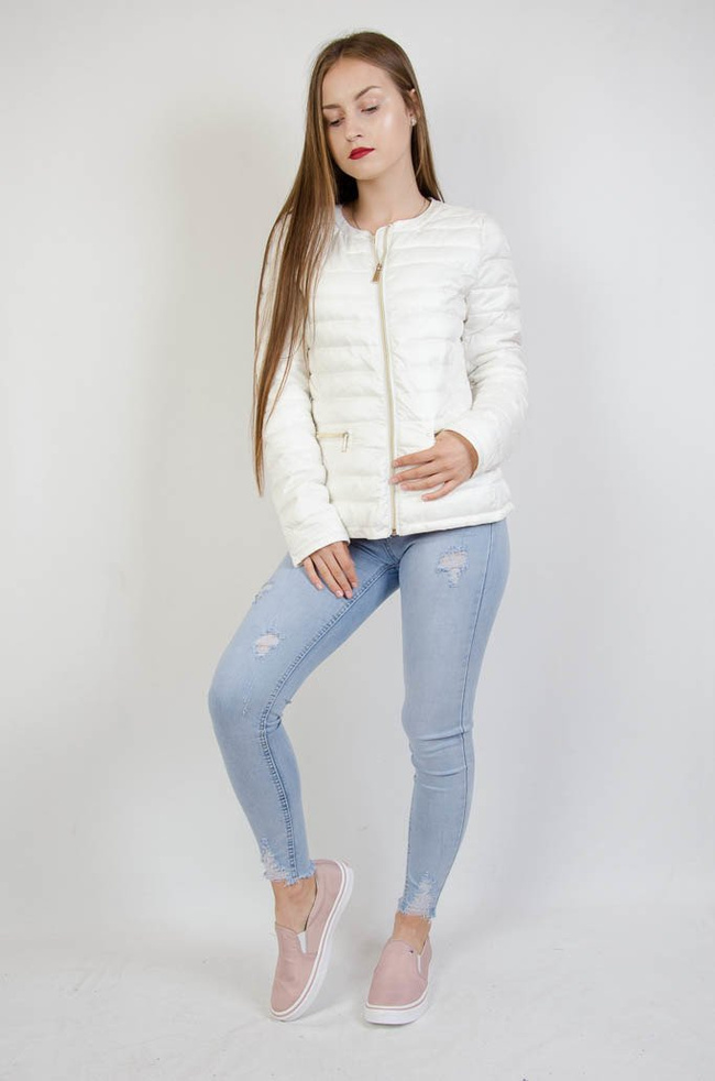 Biała kurtka pikowana z zamkami przy kieszeniach
