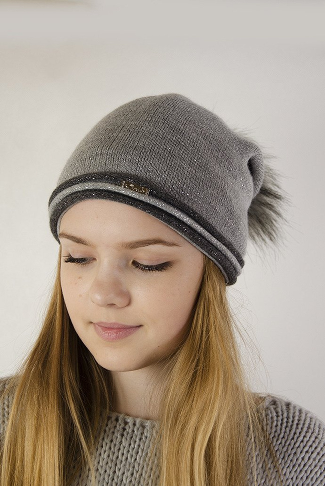 Jasnoszara czapka z ciemnoszarą obwódką