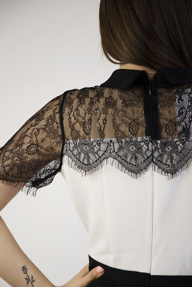 Biało czarna rozkloszowana sukienka z kołnierzem 