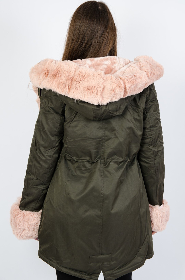 Zielona kurtka parka z różowym futerkiem