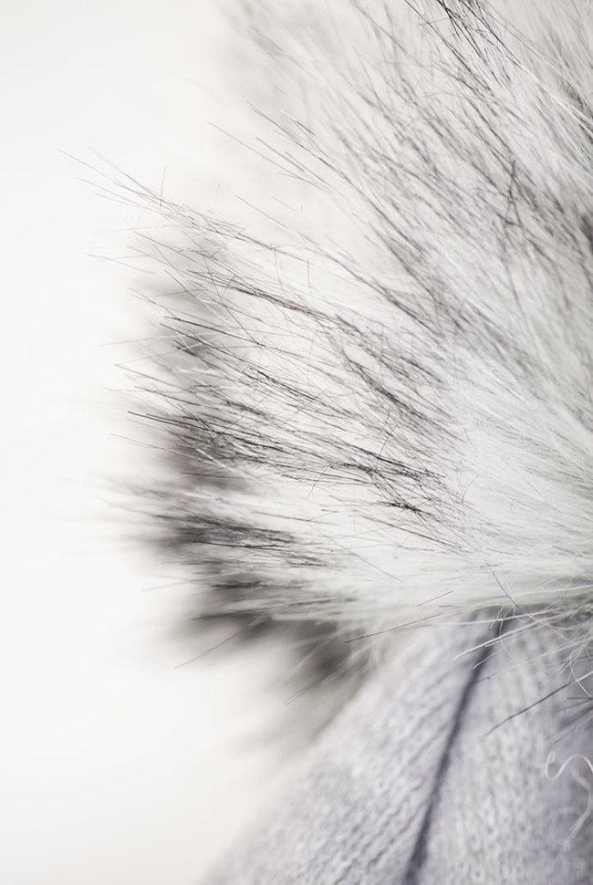 Jasnoszara czapka z cyrkoniami i pomponem