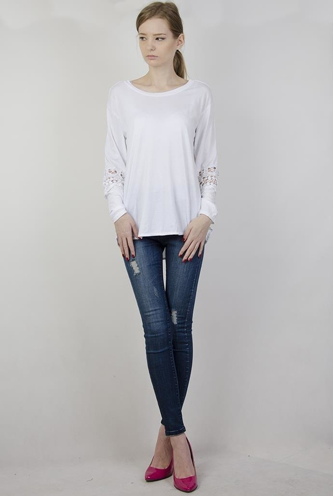 Biała bluzka z pięknymi zdobieniami na ramionach