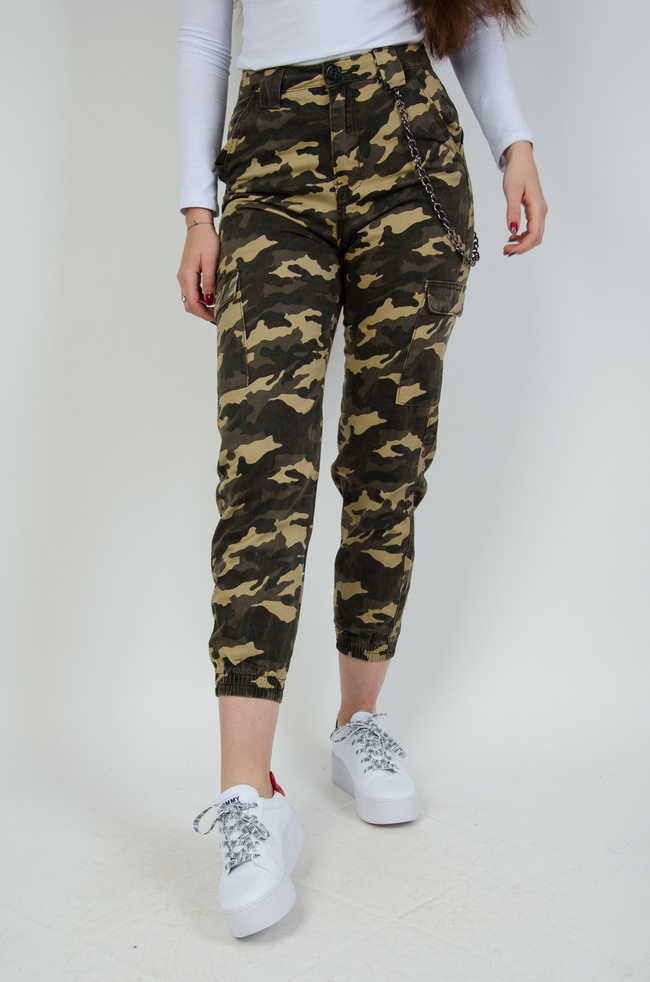 Joggery moro z doczepianym łańcuszkiem